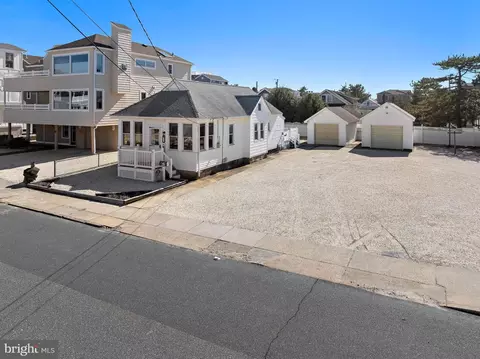 16 E Paulding Ave, Long Beach Township, NJ 08008
