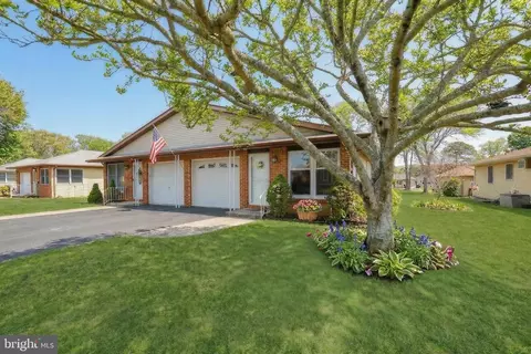 27 Magnolia Rd, Stafford Township, NJ 08050