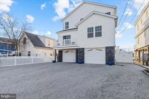51 S Spinnaker Dr, Mystic Islands, NJ 08087