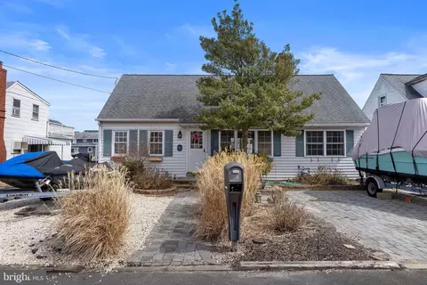 56 Jeffrey Dr, Manahawkin, NJ 08050