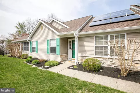 26 Skyline Dr, Lakewood, NJ 08701
