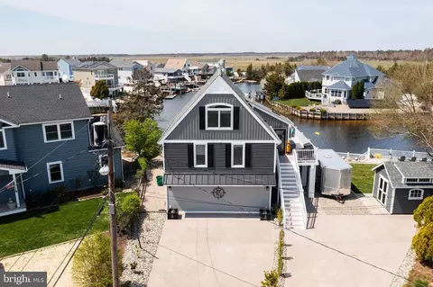 40 Mirror Lake Rd, Tuckerton, NJ 08087
