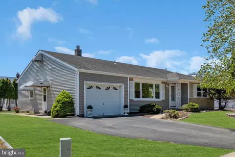 50 Oakfield Rd, Toms River, NJ 08757