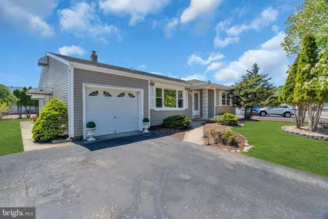 50 Oakfield Rd, Toms River, NJ 08757
