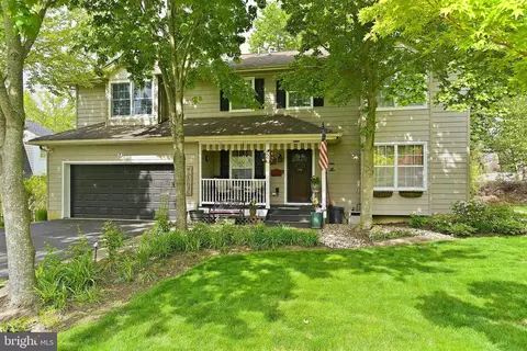2 Maiden Ln, Toms River, NJ 08753