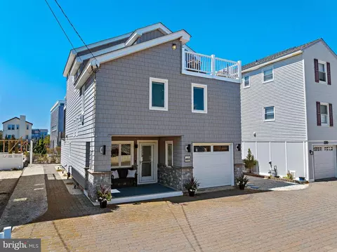 218 W 27th St, Ship Bottom, NJ 08008