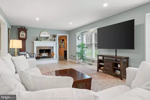 Living - 609 Spaulding Ave, Forked River, NJ 08731 photo 3 of 5