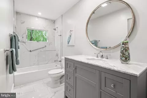 Bath - 609 Spaulding Ave, Forked River, NJ 08731 photo 3 of 5