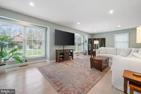 Living - 609 Spaulding Ave, Forked River, NJ 08731 photo 2 of 5