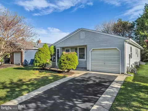 3 Madras Ct, Toms River, NJ 08757