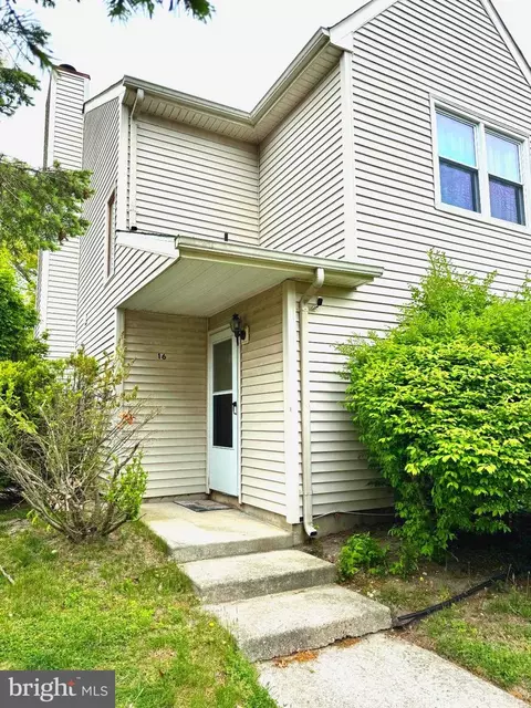 16 Pin Oak Ln, Tuckerton, NJ 08087