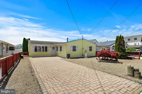 15 Lake Singleton Ct, Little Egg Harbor Twp, NJ 08087