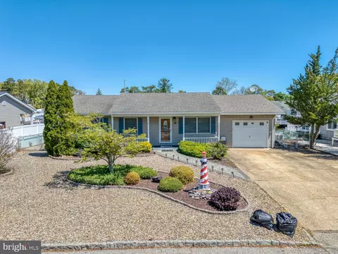 12 N Hollywood Blvd, Forked River, NJ 08731
