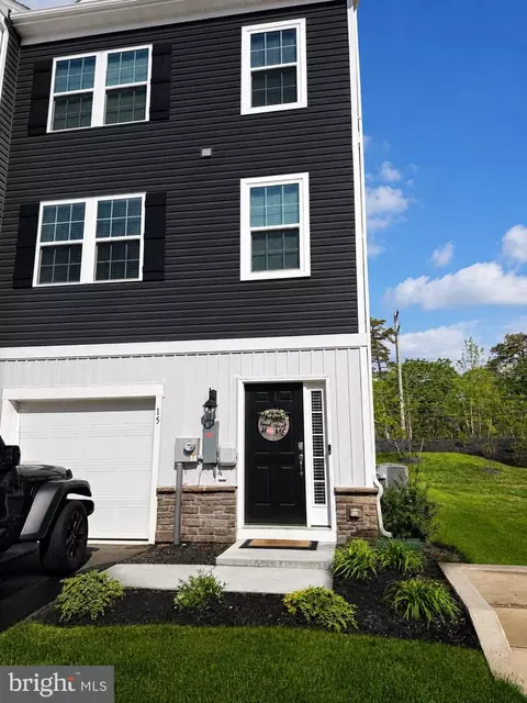 15 Baybreeze Dr, Waretown, NJ 08758