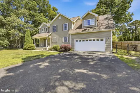 4 Greenbriar Dr, Tuckerton, NJ 08087
