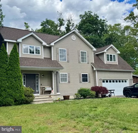 4 Greenbriar Dr, Tuckerton, NJ 08087