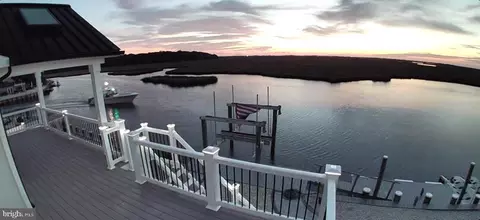 166 N Spinnaker Dr, Tuckerton, NJ 08087