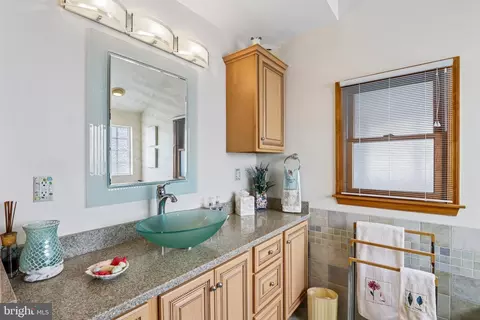 Bath - 1107 Leilani Dr, Forked River, NJ 08731 photo 2 of 4