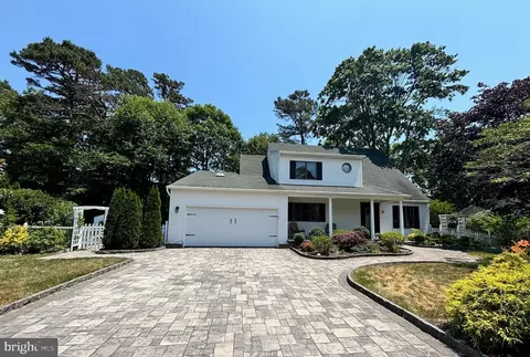13 Shoveler Ln, Manahawkin, NJ 08050