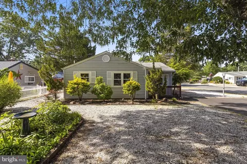 Exterior - 901 Beach Blvd, Forked River, NJ 08731 photo 4 of 6