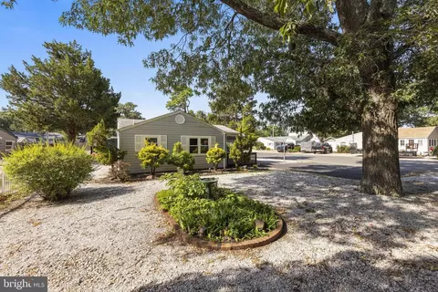 Exterior - 901 Beach Blvd, Forked River, NJ 08731 photo 3 of 6