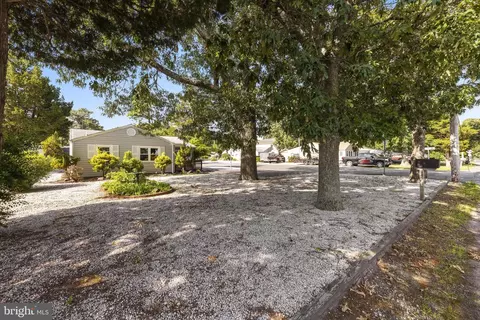 Exterior - 901 Beach Blvd, Forked River, NJ 08731 photo 2 of 6
