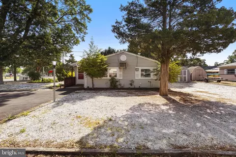 Exterior - 901 Beach Blvd, Forked River, NJ 08731 photo 5 of 6