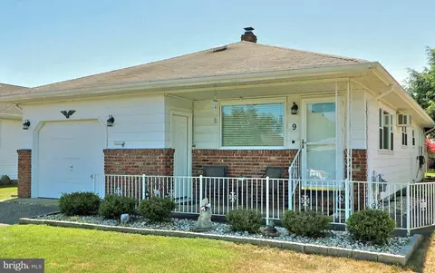 9 Bolans Ct, Toms River, NJ 08757