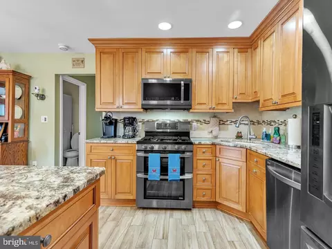 Kitchen - 18 Beacon Dr, Waretown, NJ 08758 photo 3 of 4
