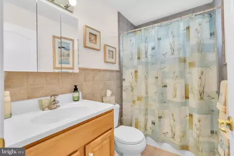 Bath - 77 Tiller Dr, Waretown, NJ 08758 photo 2 of 3