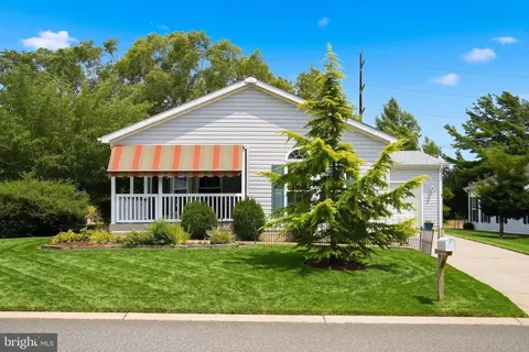 60 Fort Lee Dr, Manahawkin, NJ 08050