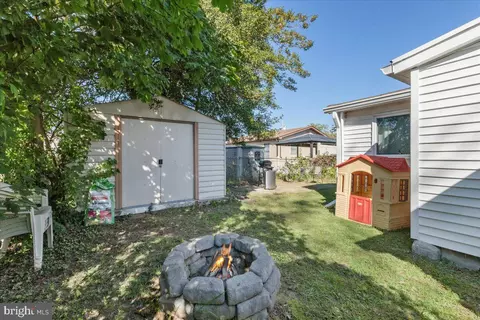 81 River Dr, Toms River, NJ 08753