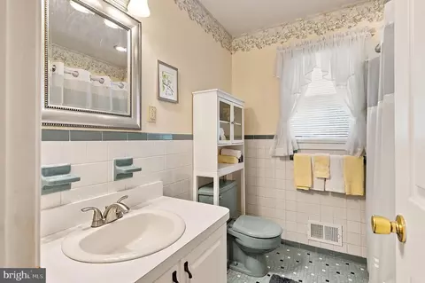 Bath - 293 Timberline Pl, Brick, NJ 08723 photo 3 of 4