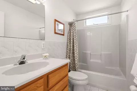 Bath - 806 Spar Dr, Forked River, NJ 08731 photo 3 of 5