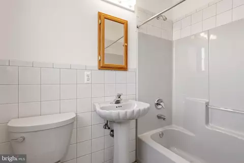 Bath - 806 Spar Dr, Forked River, NJ 08731 photo 2 of 5