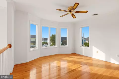 Living - 806 Spar Dr, Forked River, NJ 08731 photo 4 of 5