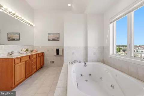 Bath - 806 Spar Dr, Forked River, NJ 08731 photo 4 of 5