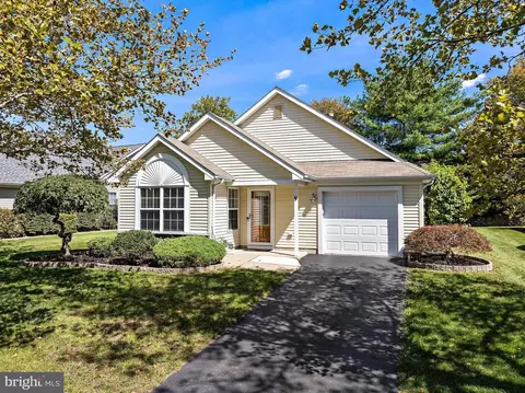 9 Skylark Ln, Lakewood, NJ 08701