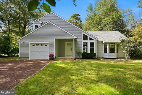 12 Champlain Ct, Manahawkin, NJ 08050