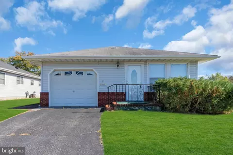 2 Leeward St, Toms River, NJ 08757