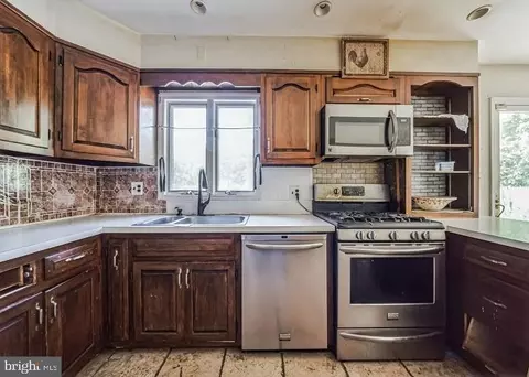Kitchen - 10 Baldwin Ter, Wayne, NJ 07470 photo 2 of 3