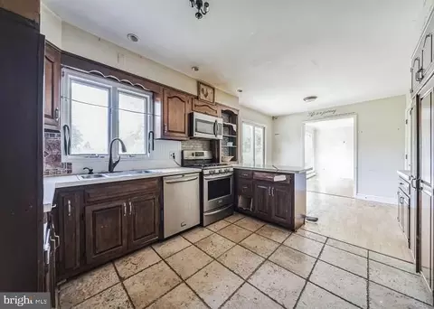 Kitchen - 10 Baldwin Ter, Wayne, NJ 07470 photo 3 of 3