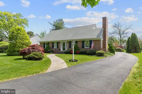 25 Fenwick Dr, Carneys Point, NJ 08069