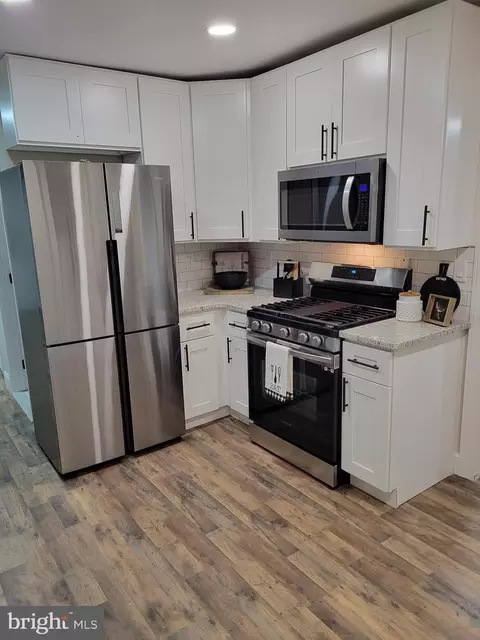 11 University Dr, Pennsville, NJ 08070