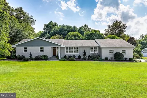 5 Hedgerow Ln, Pilesgrove, NJ 08098