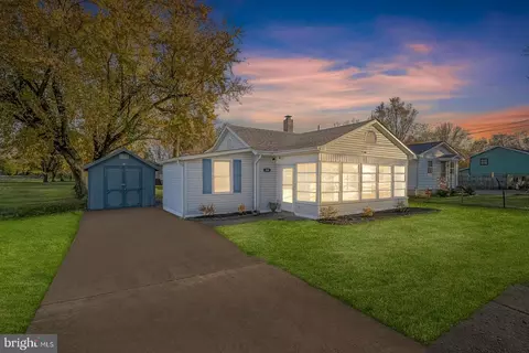 124 Delaware Dr, Pennsville, NJ 08070