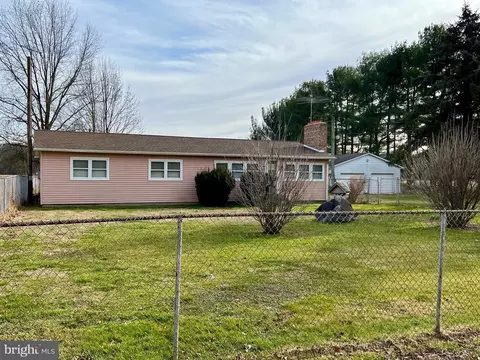 52 E Lake Rd, Pilesgrove, NJ 08098