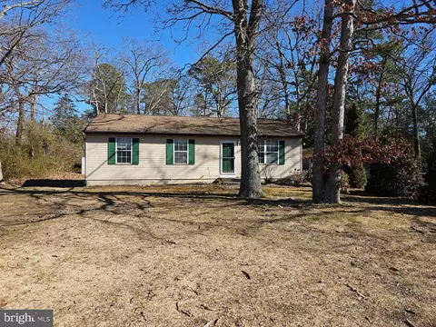 70 Middle Dr, Elmer, NJ 08318