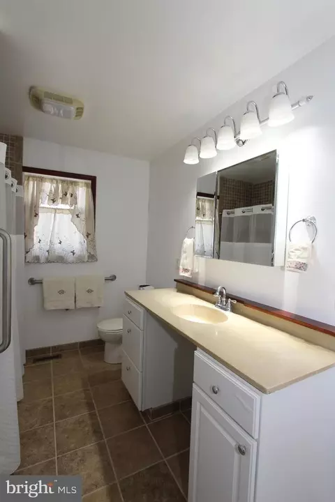 Bath - 9 Dorrell Ln, Alloway, NJ 08001 photo 2 of 3