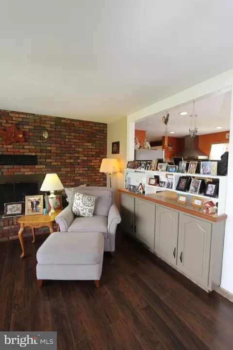 Living - 9 Dorrell Ln, Alloway, NJ 08001 photo 3 of 4